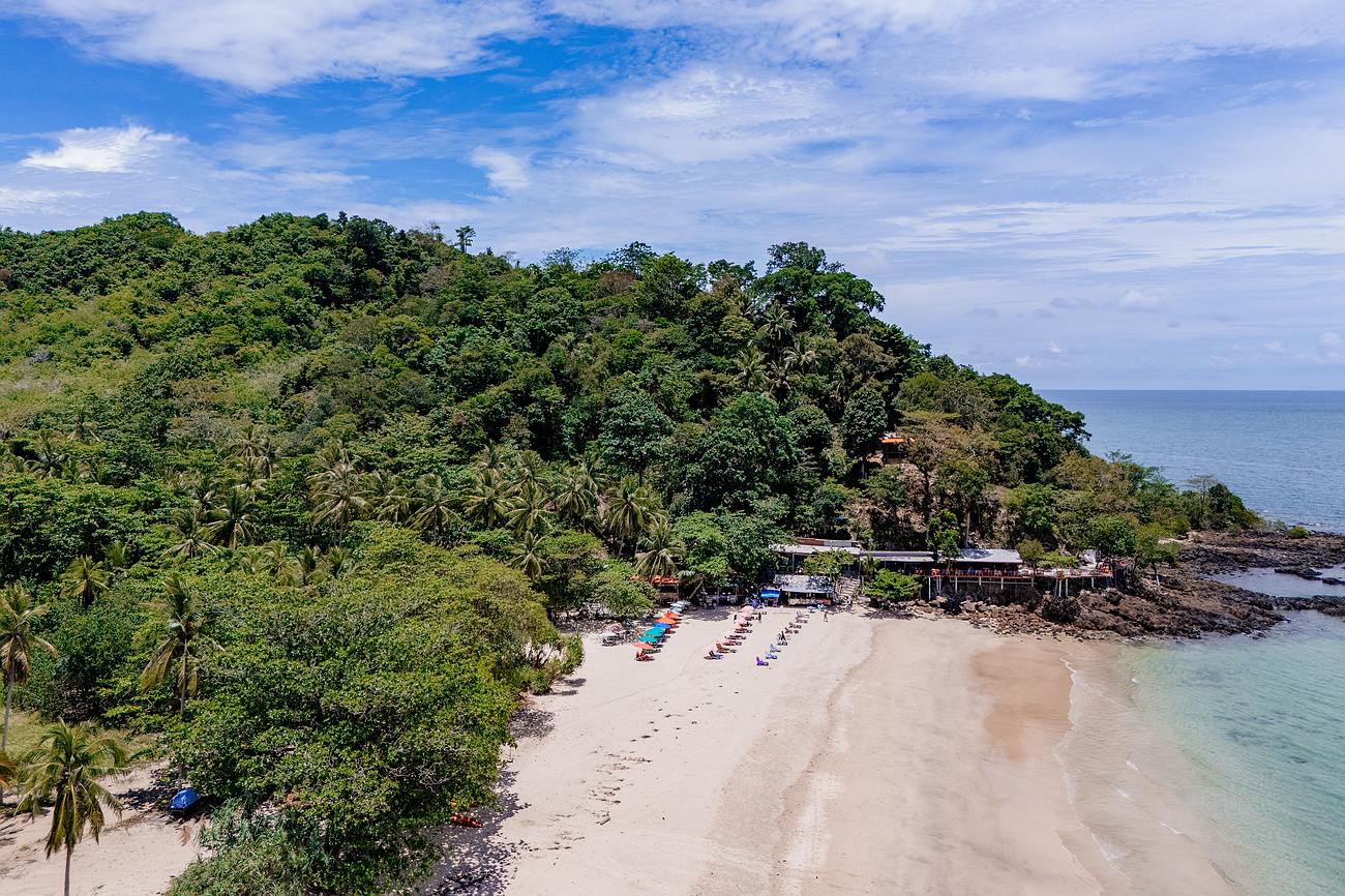 Traumstrand Charlie Beach auf Koh Mook Drohnenbild