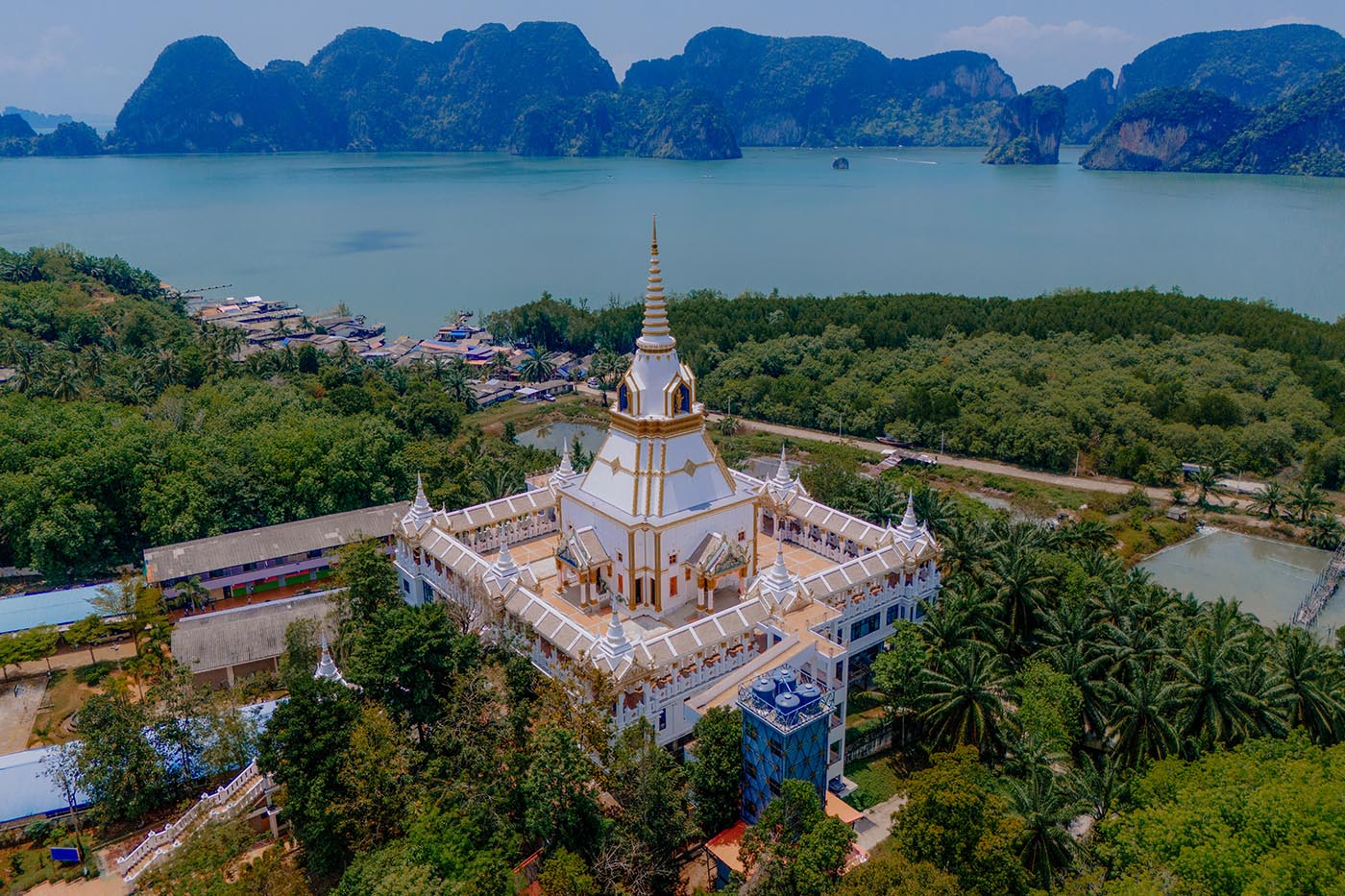 Der Tempel Wat Mahathat Laem Sak von oben fotografiert