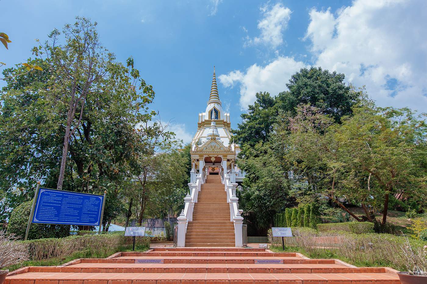 Aufgang zum Tempel Wat Mahathat Laem Sak