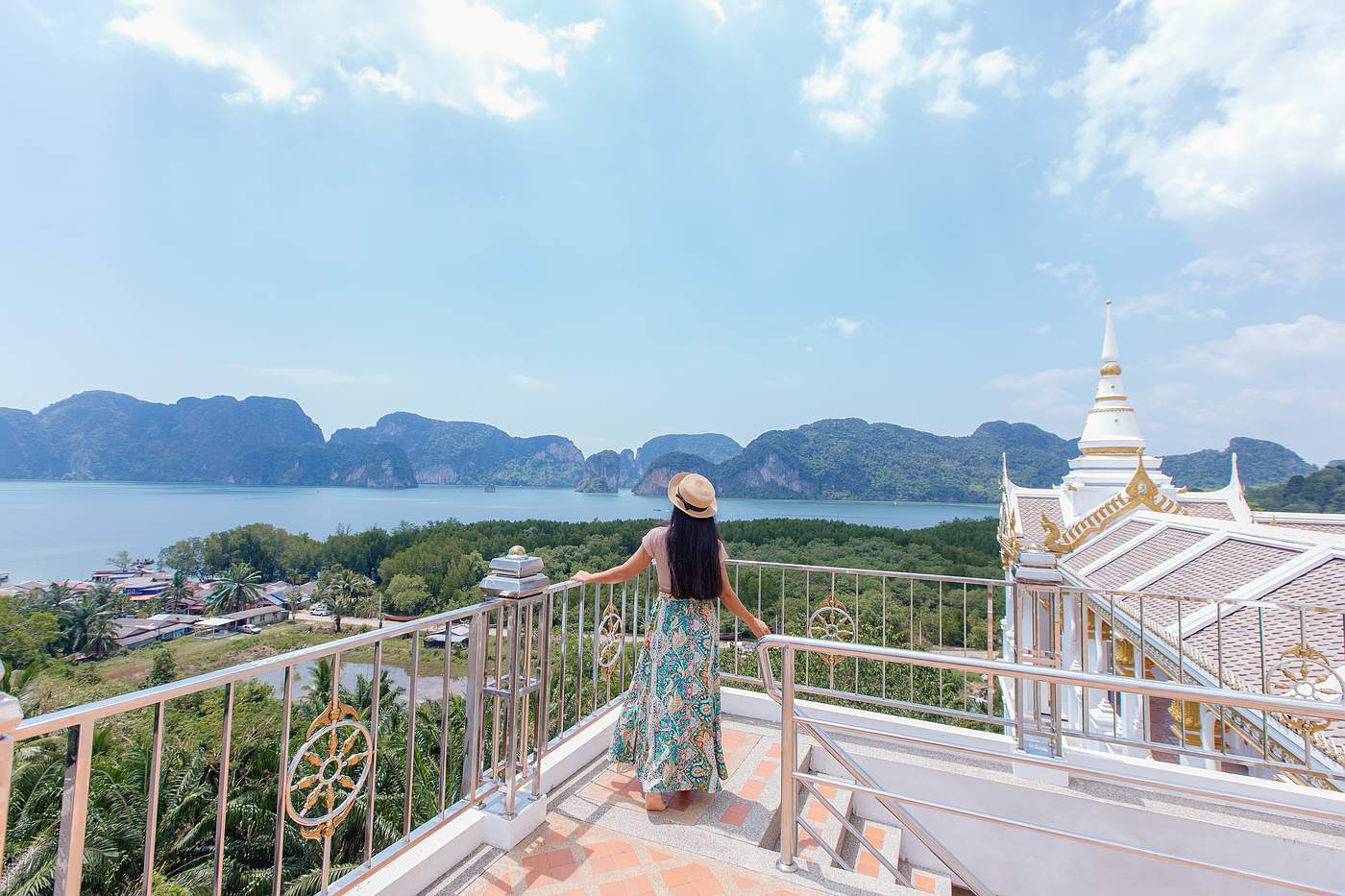 Die faszinierente Inselwelt der Phang Nga Bay vom Tempel Wat Mahathat Laem Sak
