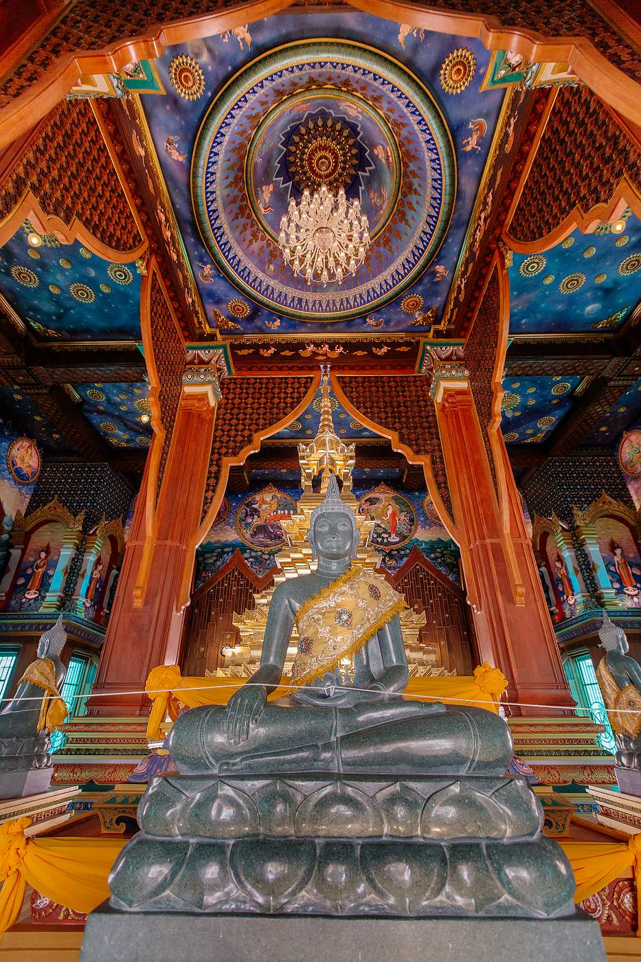 Buddha Statue im Inneren des Wat Mahathat Laem Sak