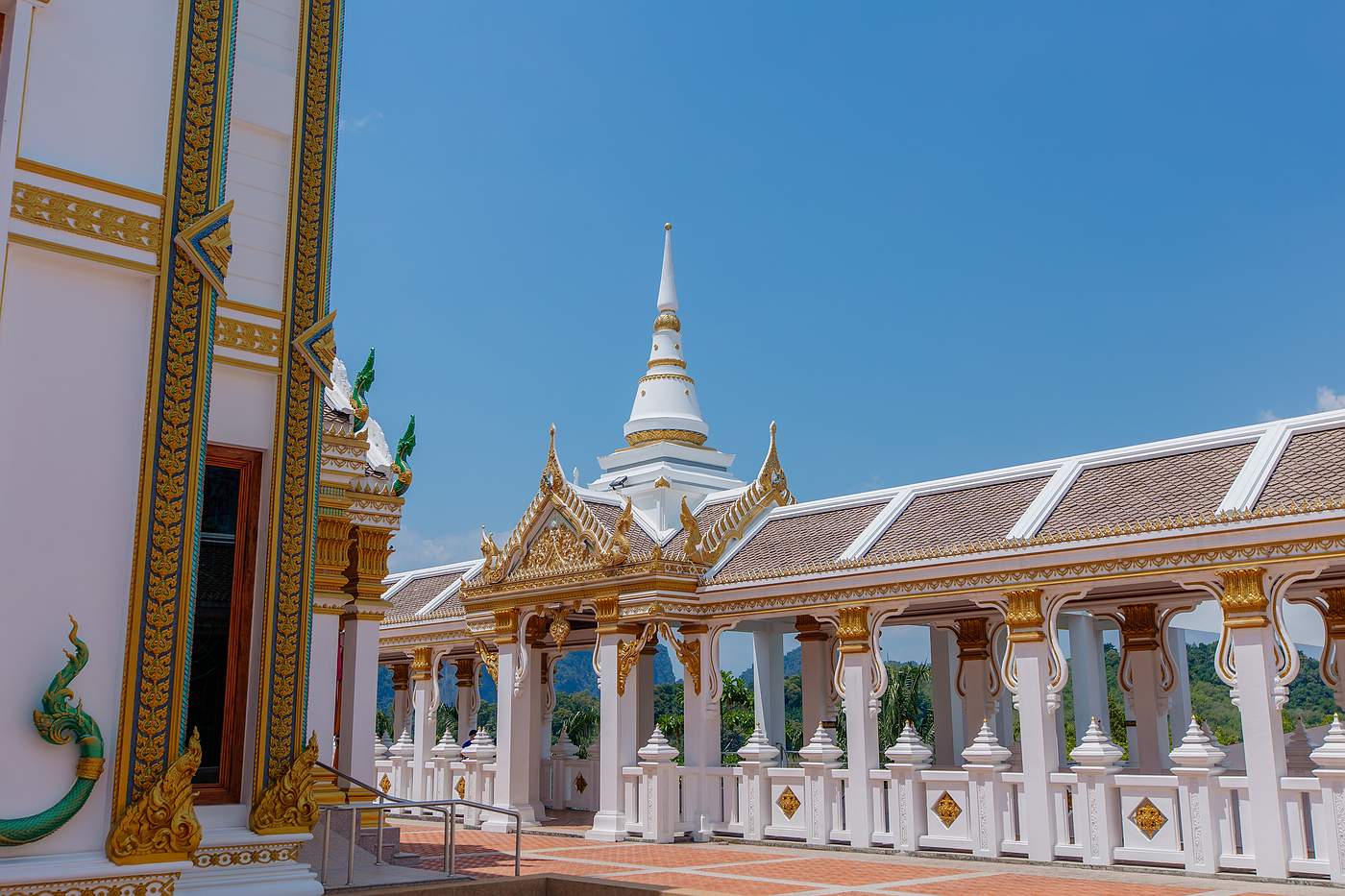 Wat Mahathat Laem Sak – Balkon Korridor des Tempels