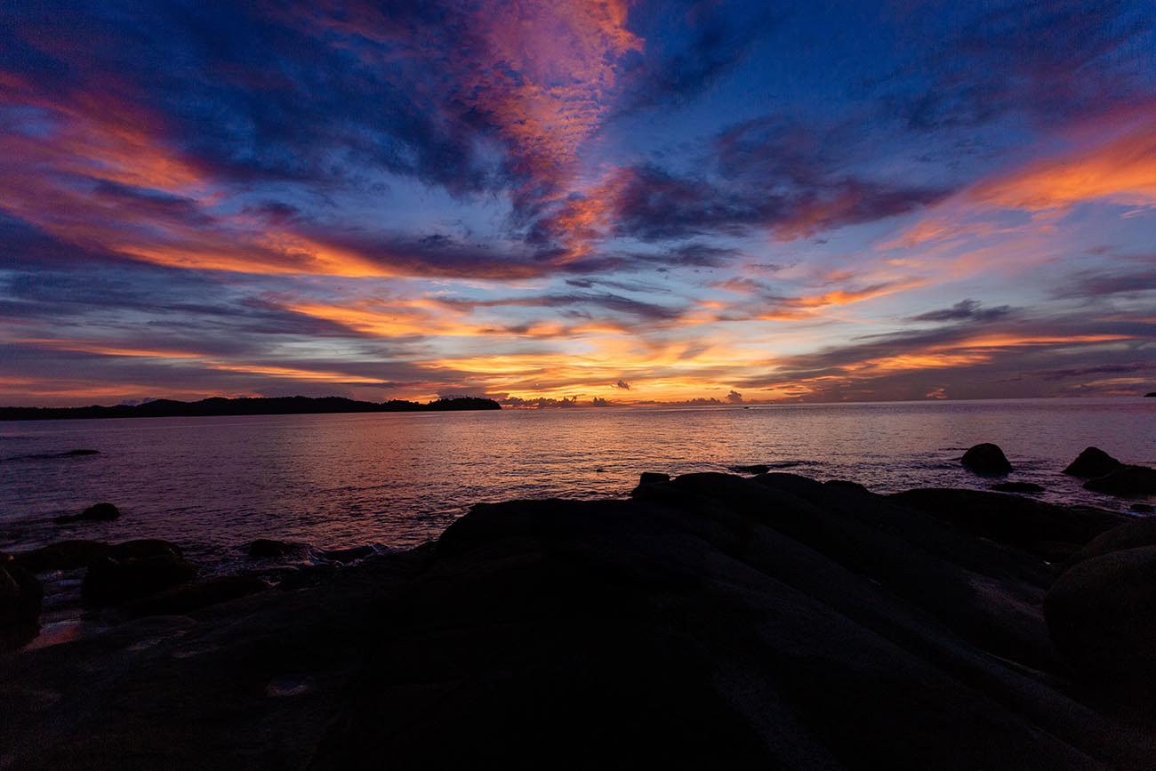 Atemberaubende Sonnenuntergänge sind keine Seltenheit in Khao Lak