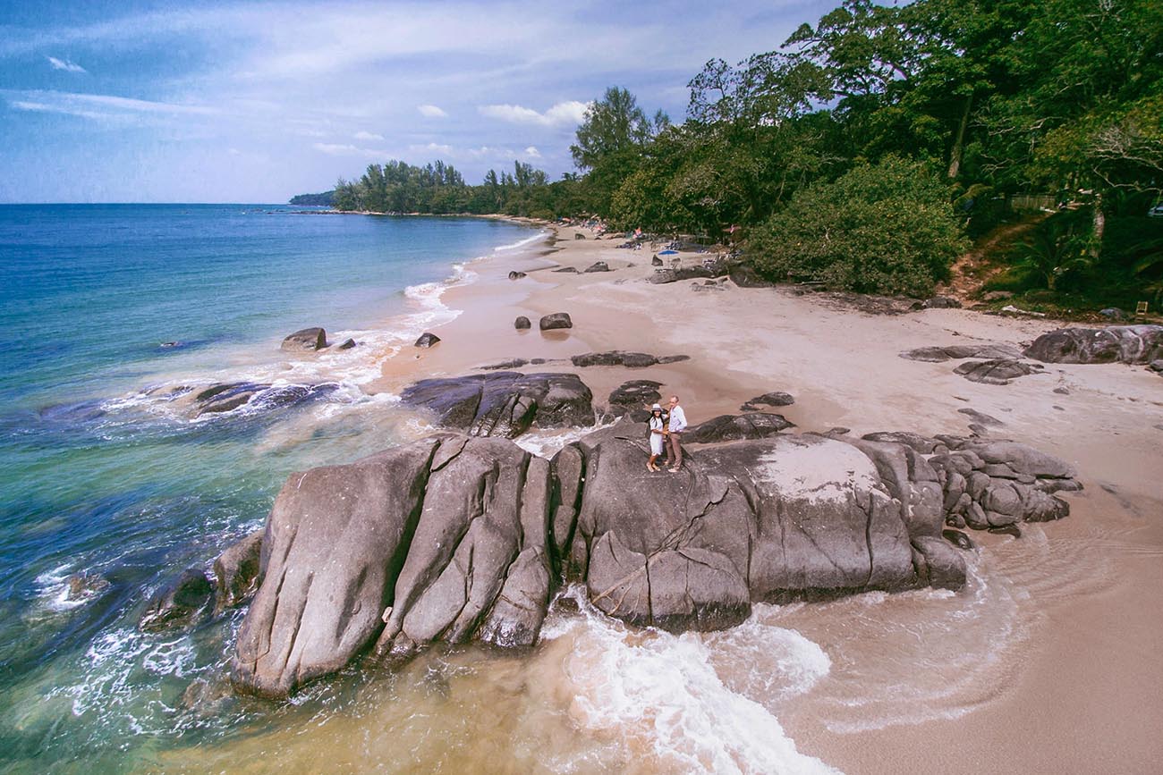 Channa und ich am Strand in Khao Lak