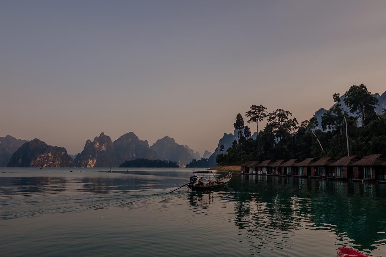 Khao Sok Cheow Larn See während der Regenzeit ist ein spanndes Ausflugziel