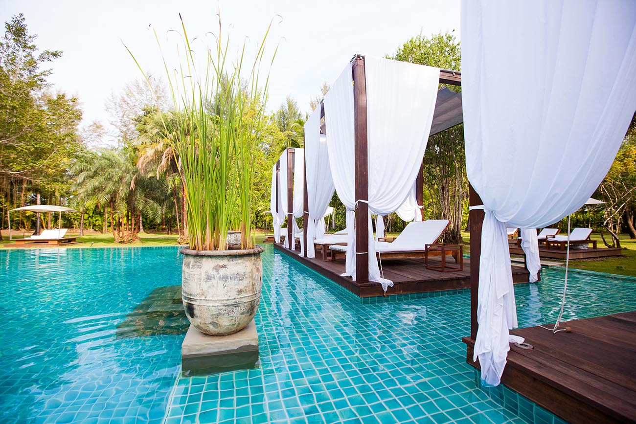 Poollandschaft im The Sarojin Resort Khao Lak