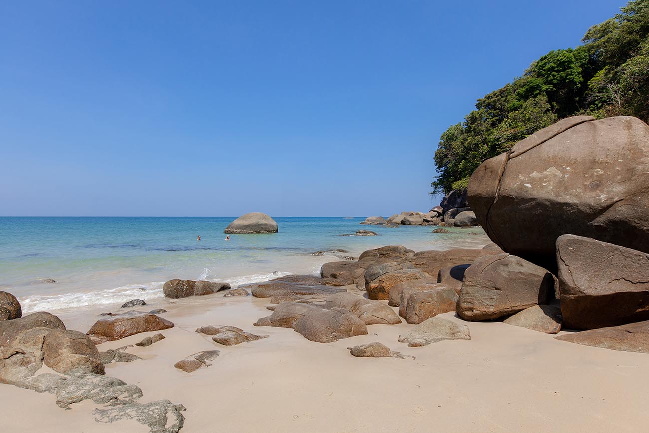 Sonniger Strand in Khao Lak während der besten Reisezeit