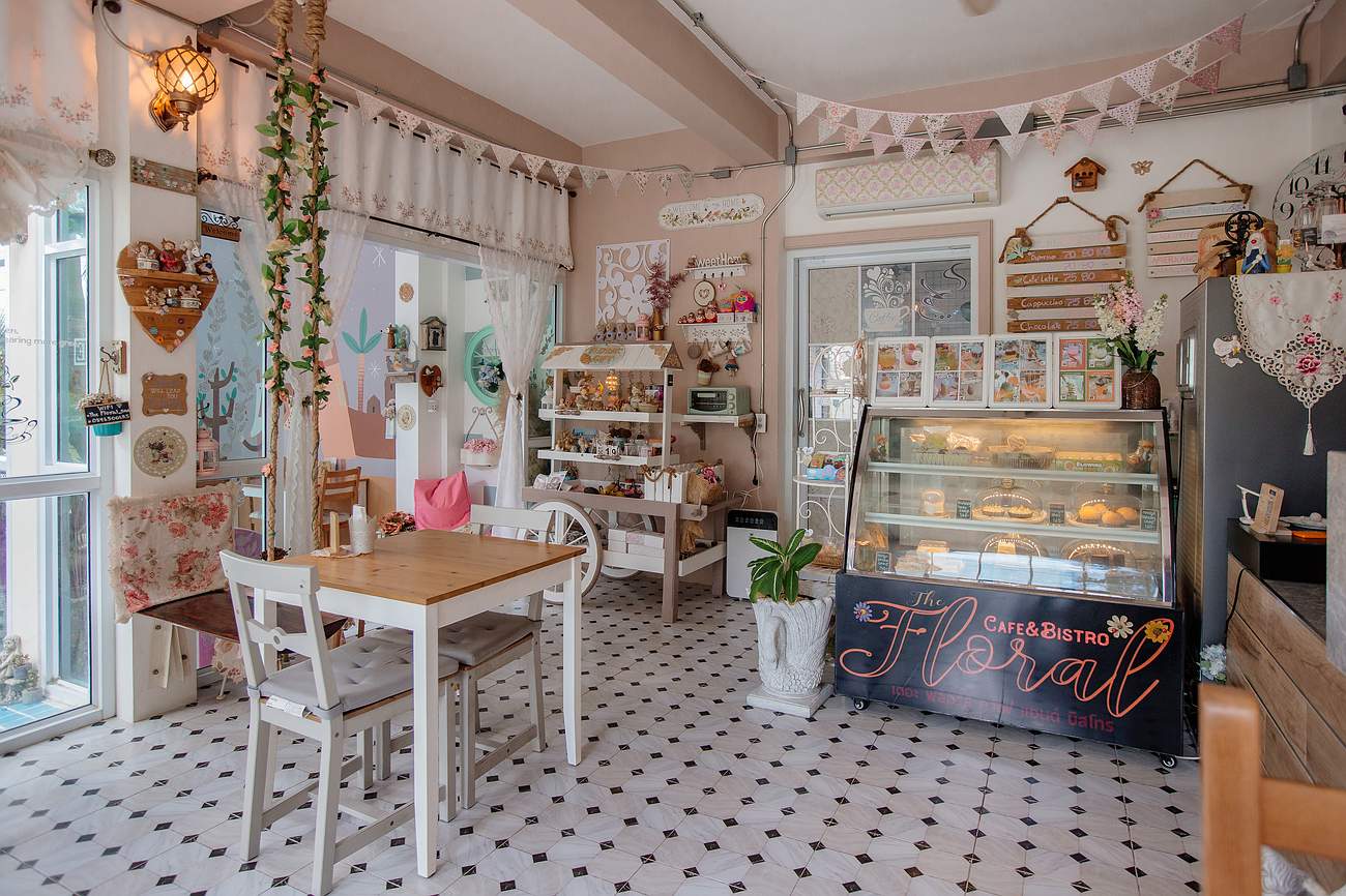 Der Innenbereich des The Floral Cafe and Bistro auf Koh Samui