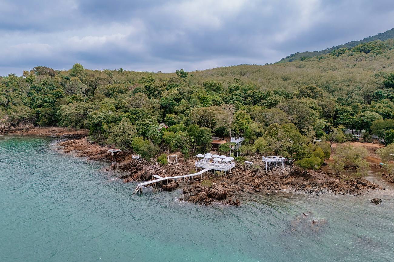 Rocky Beach und die Rock View Terrace auf Koh Jum mit der Drone fotografiert