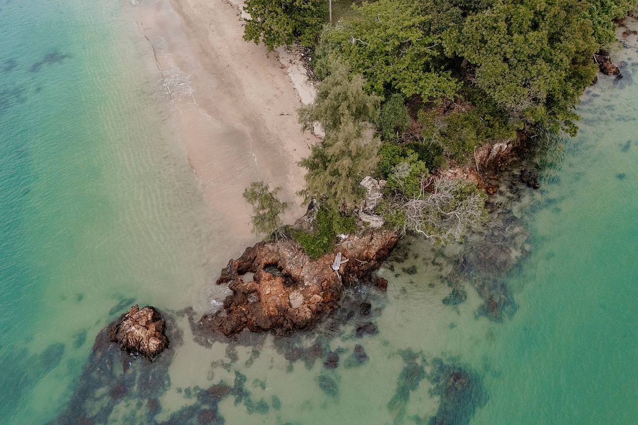 Felsiges Cliff am Andaman Beach