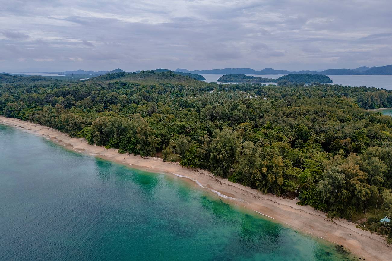 Der lange Andaman Beach auf Koh Jum