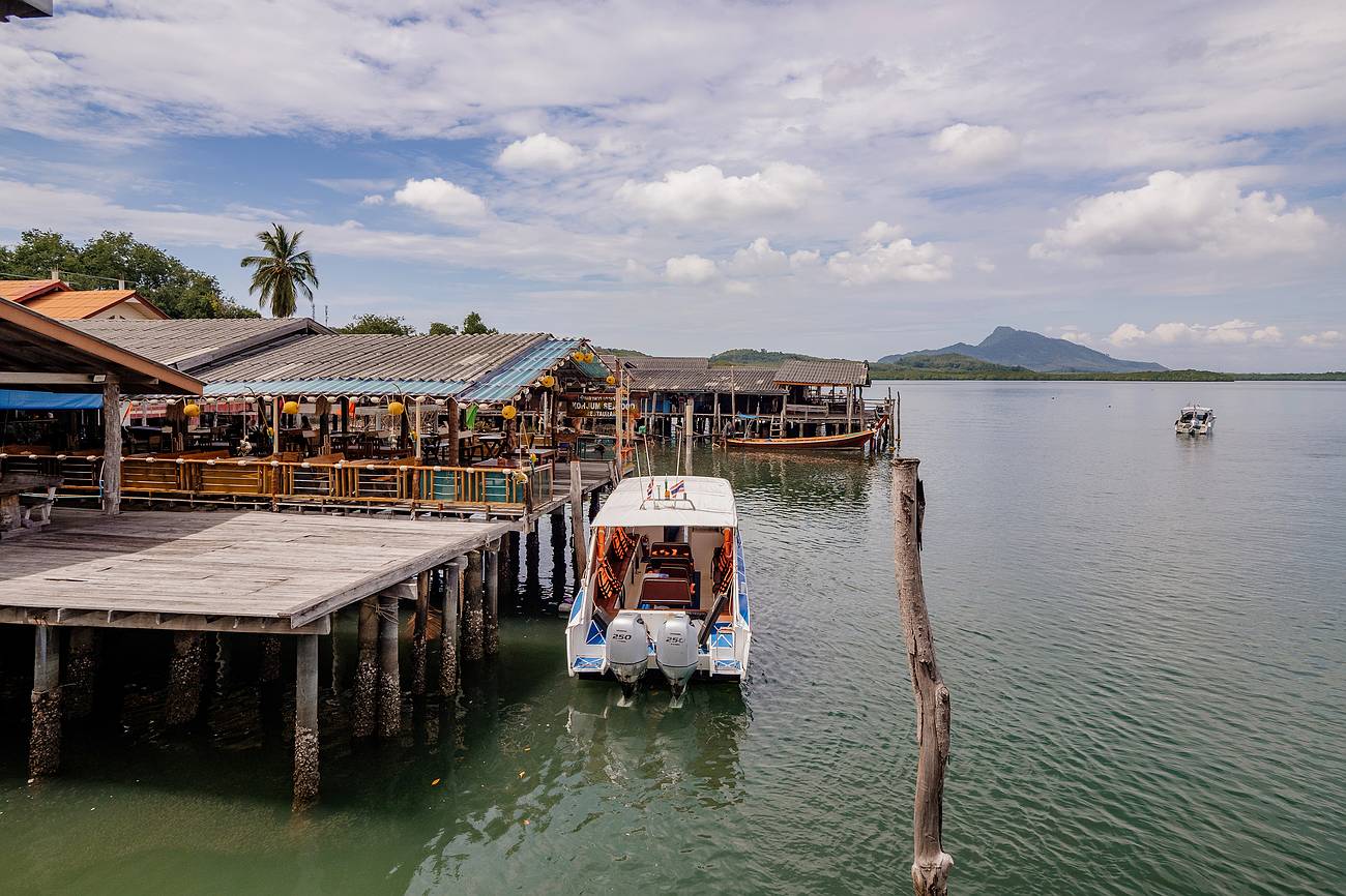 Häuser auf Stelzen in Baan Koh Jum