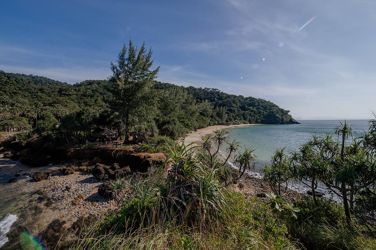 Der langgezogene Sandbach im Mu Ko Lanta Nationalpark