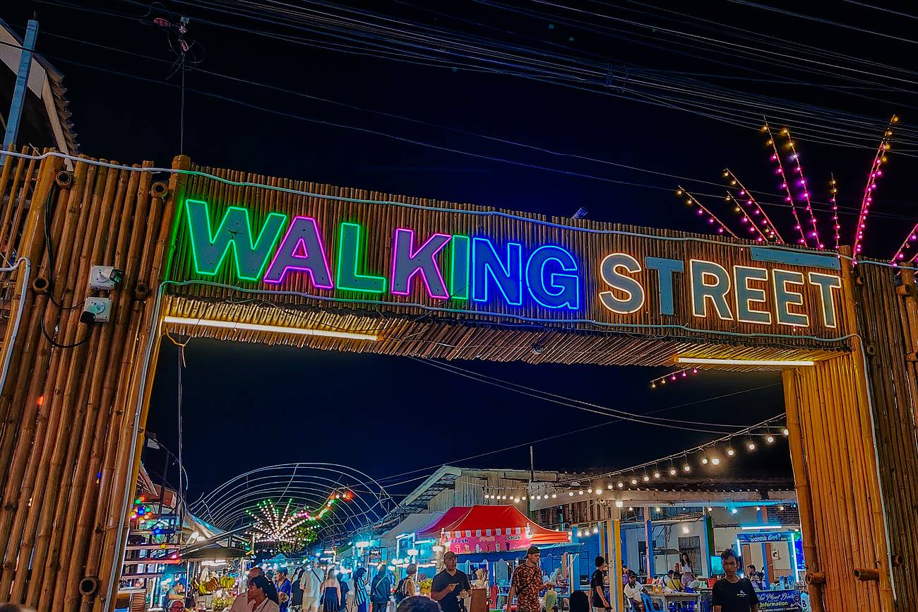 Die Walking Street in Ban Saladan