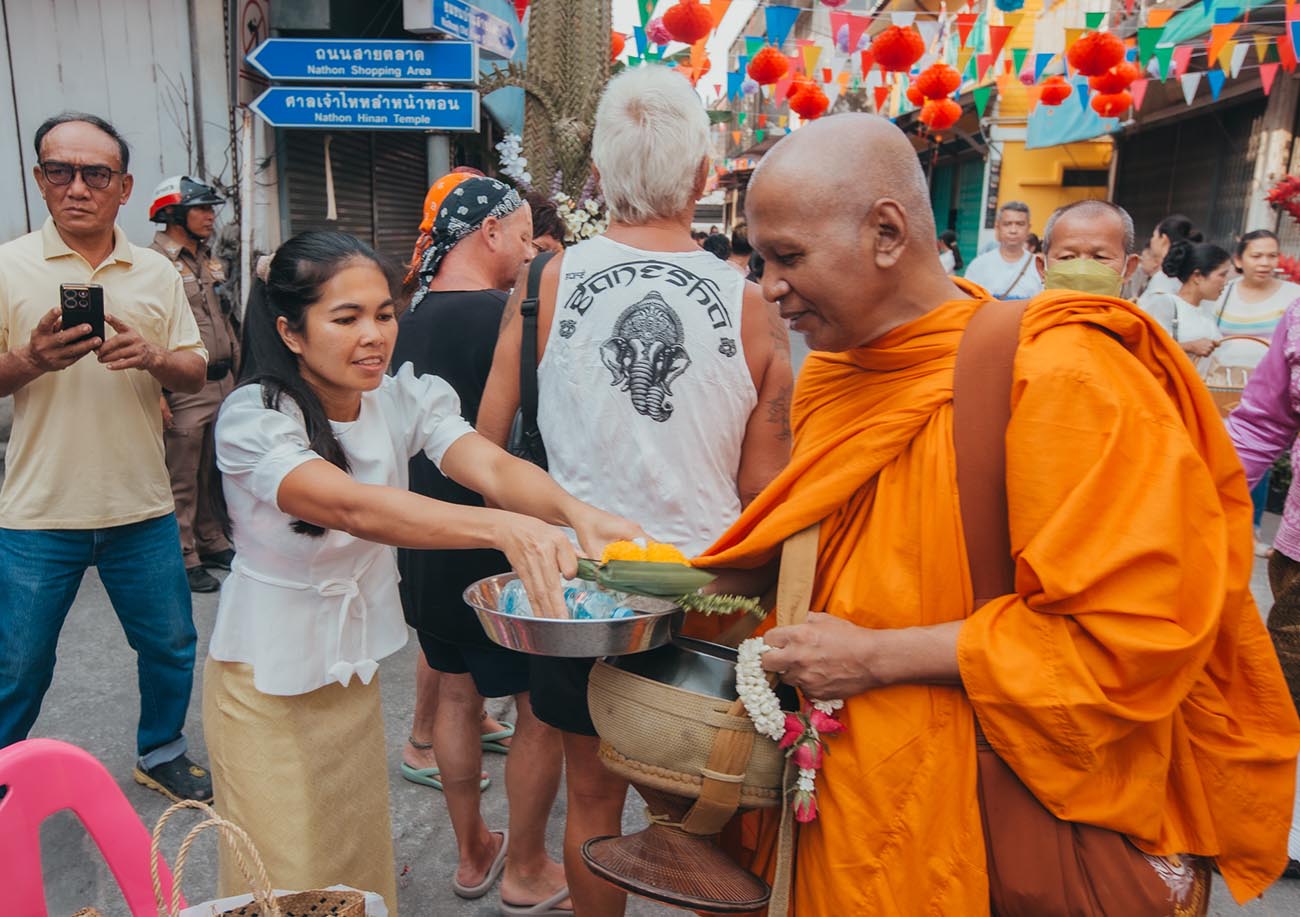 Almosen an die Mönche in Thailand