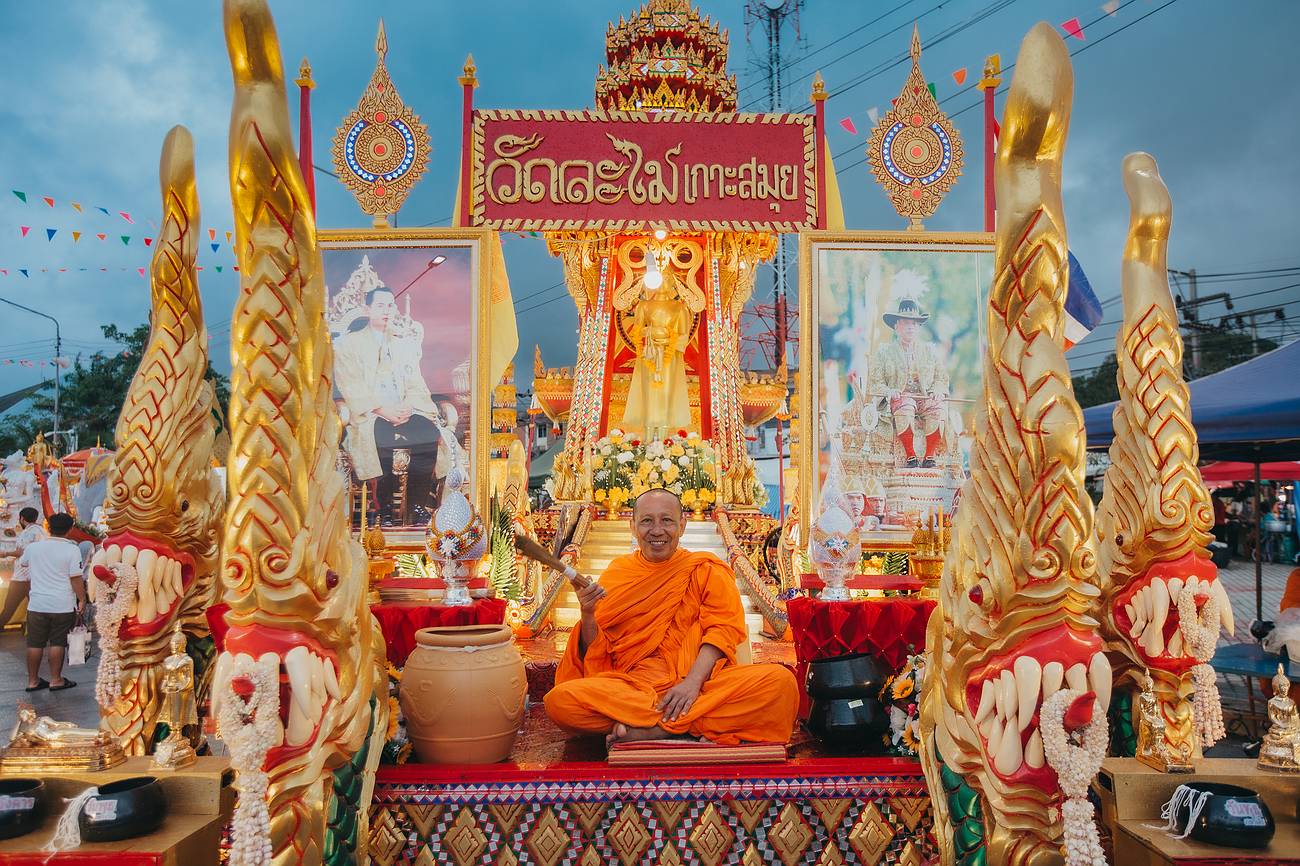 Ein thailändischer Mönch spendet einen Segen mit heiligem Wasser