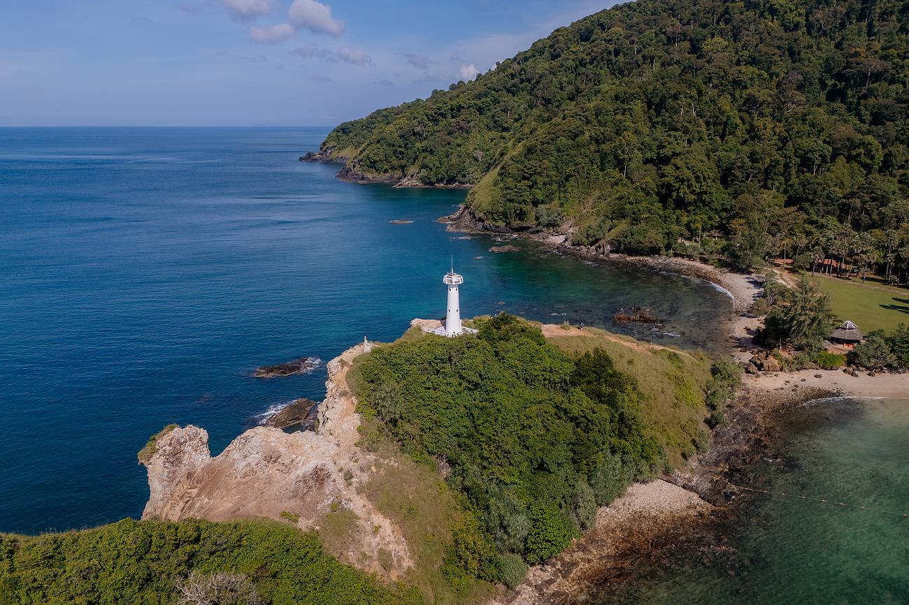 Markantes Warzeichenzeichen auf Koh Lanta. Der leuchturm auf dem Cliff