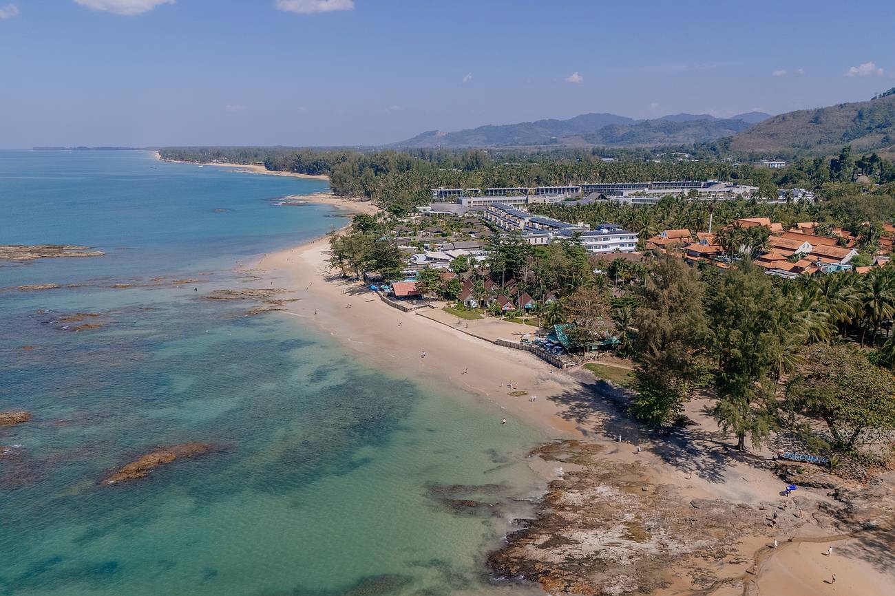 Khao Lak Küste aus der Luft bei sonnigem Wetter – ruhiges Meer und klare Sicht während der besten Reisezeit von November bis April