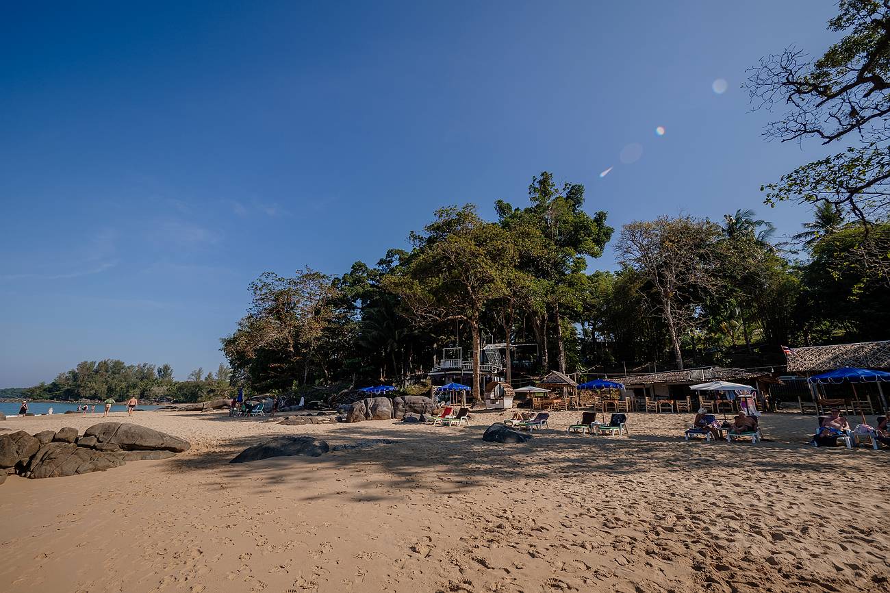 Traumhafter Beach in Khao Lak mit Felsen und Schattenbäumen – angenehmes Wetter auch an heißen Tagen