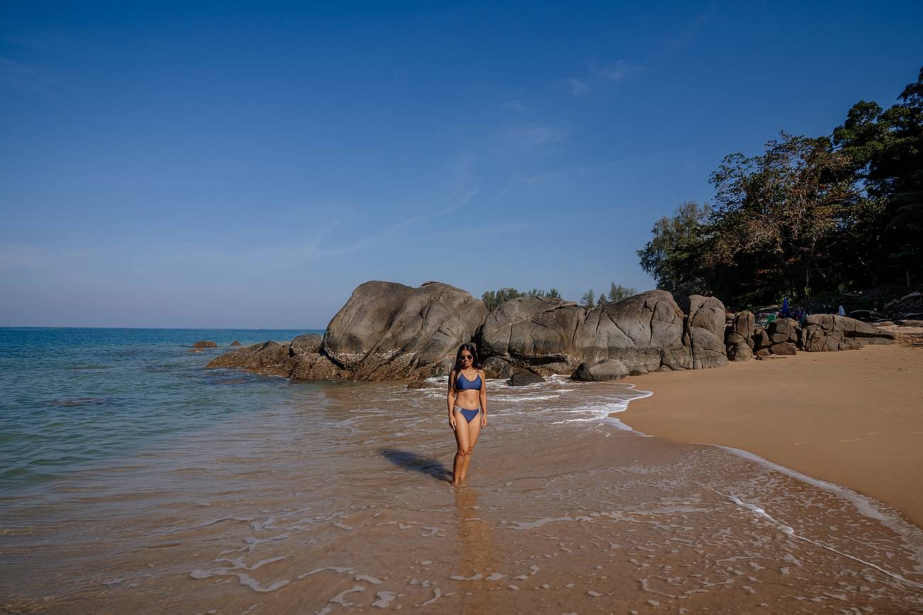 Channa am Strand von Khao Lak bei ruhigem Meer und Sonnenschein – perfekte Badebedingungen in der besten Reisezeit