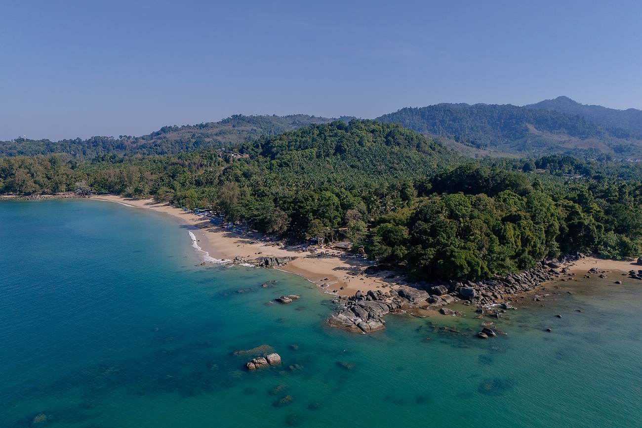 Khao Lak Bucht mit türkisfarbenem Wasser und grüner Landschaft – stabile Wetterlage in der Trockenzeit