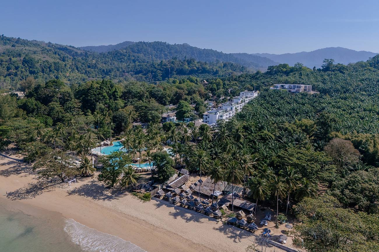 Strandresort in Khao Lak mit Pool und Palmen bei sonnigem Wetter – perfekte Bedingungen für Urlaub in der Hochsaison