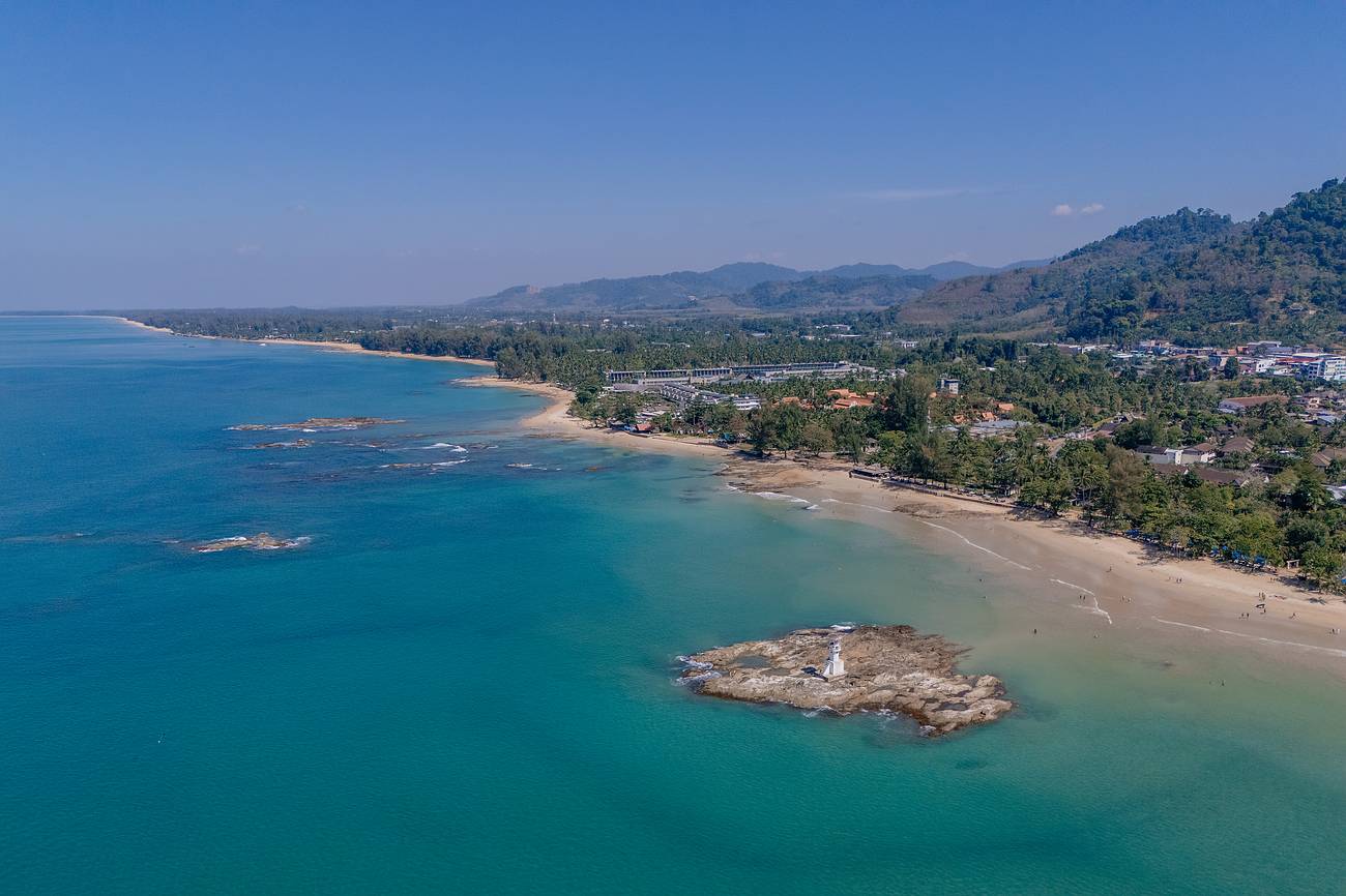 Khao Lak Küste mit kleinem Leuchtturm und klarem Meer – ruhige See und gute Sicht während der besten Reisezeit