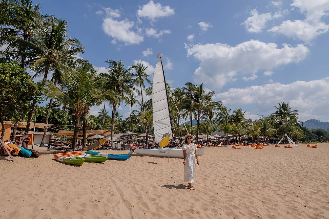 Strandaktivitäten in Khao Lak mit Kajaks und Segelboot bei sonnigem Wetter – ideale Bedingungen für Wassersport