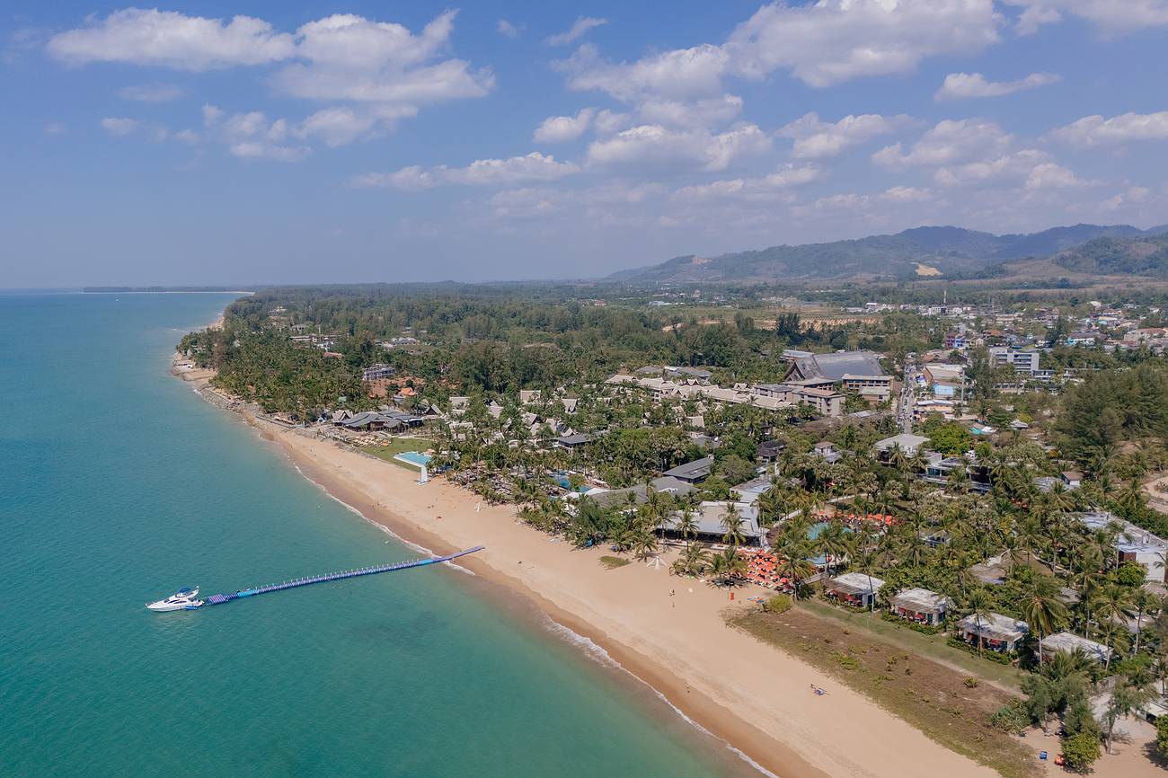 Boot am Steg vor Khao Lak Strand bei türkisfarbenem Wasser – ideale Wetterbedingungen für Bootsausflüge