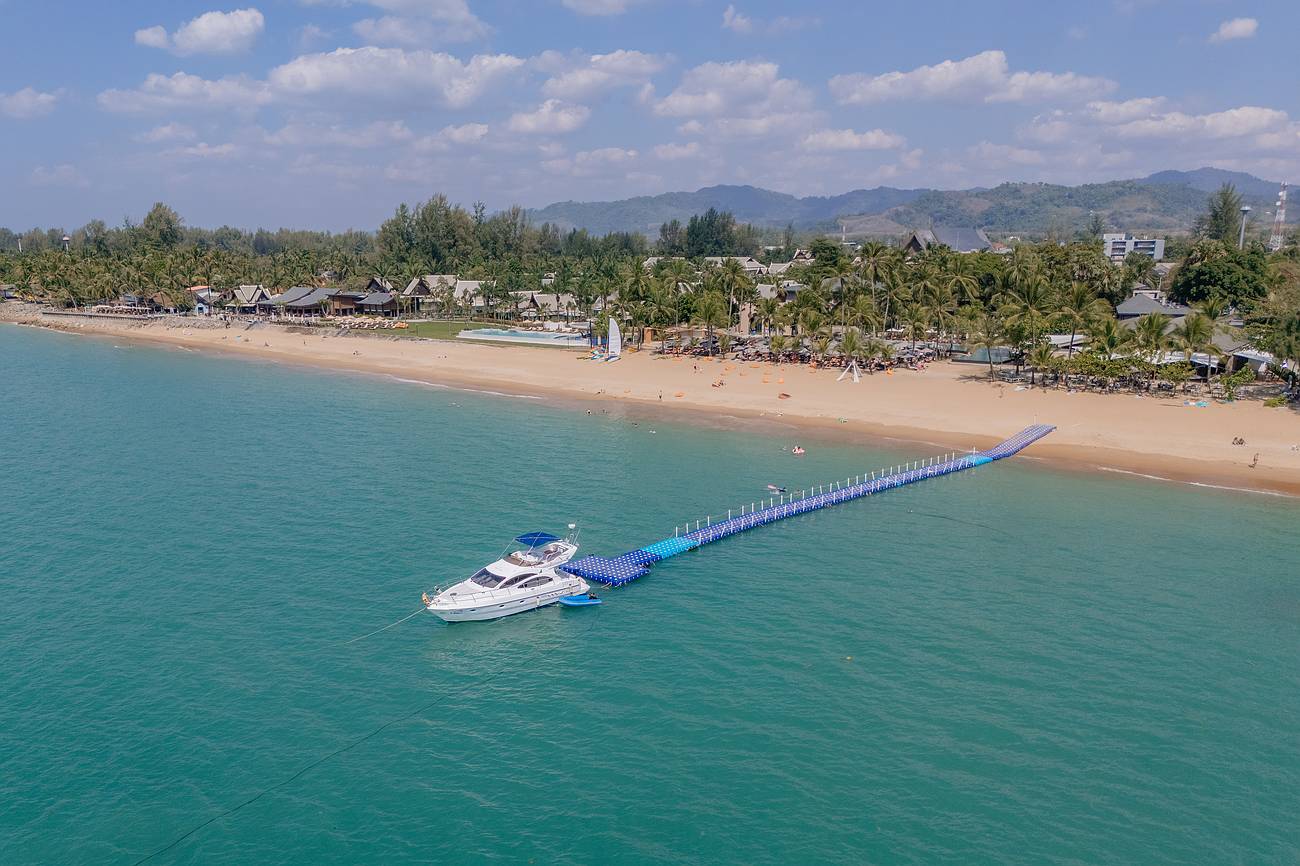 Boot am Steg vor Khao Lak Strand bei türkisfarbenem Wasser – ideale Wetterbedingungen für Bootsausflüge