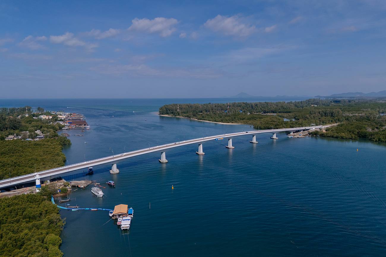 Siri Lanta Brücke und Küstenlandschaft bei ruhigem Meer – gute Sichtverhältnisse während der trockenen Monate ohne starken Regen