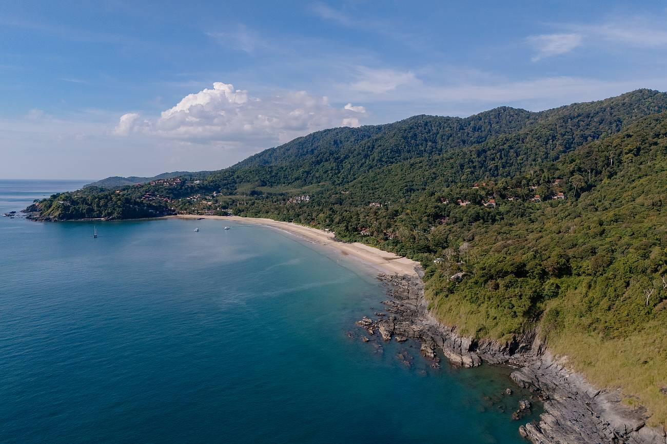 Panoramablick auf Küste und Hügel von Koh Lanta – üppige Vegetation zeigt das feuchte Klima während und nach der Regenzeit