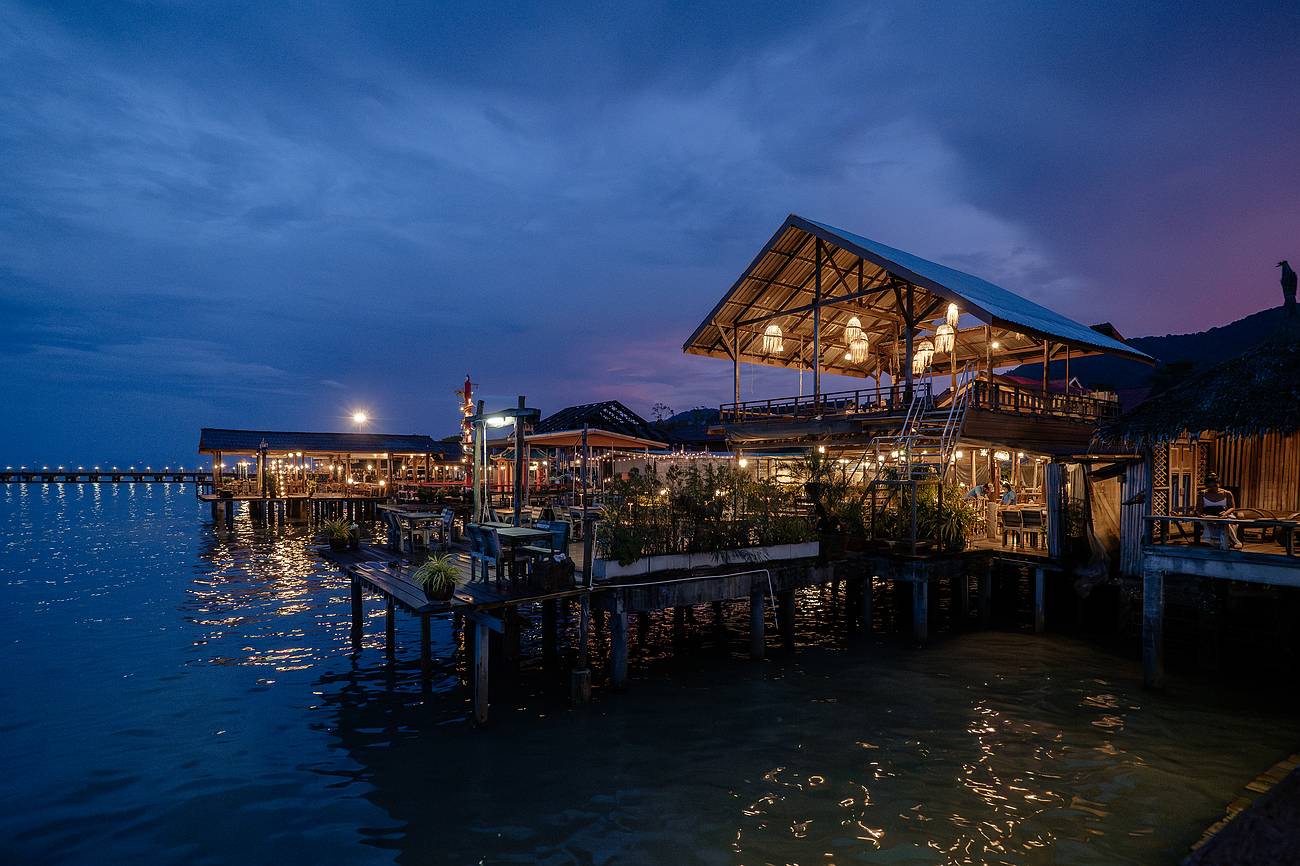 Restaurant auf Stelzen am Meer bei Sonnenuntergang in koh Lanta Old Town– warme Abende auf Koh Lanta in der trockenen Hochsaison