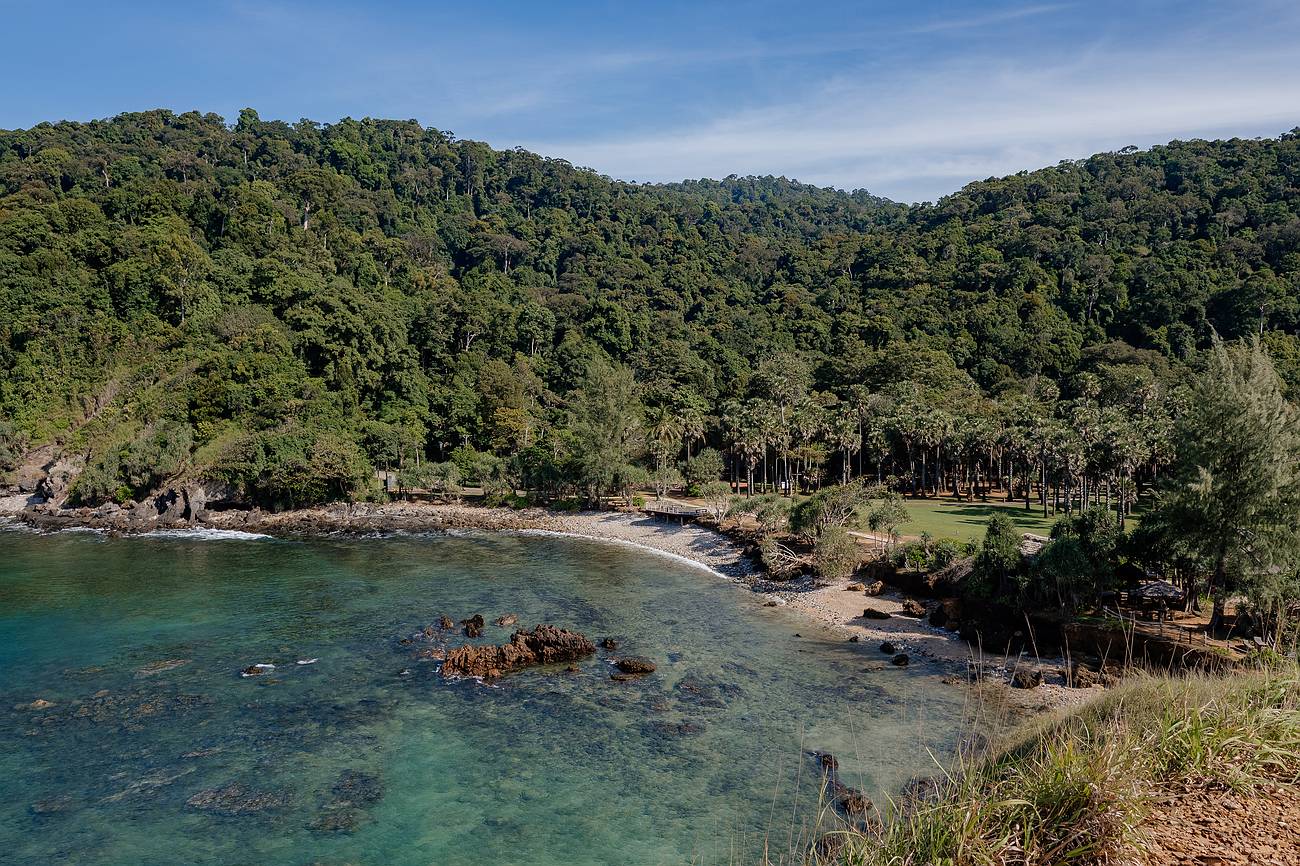 Küste mit klarem Wasser und grüner Vegetation – Koh Lanta in der Trockenzeit mit ruhigem Meer und optimalen Badebedingungen