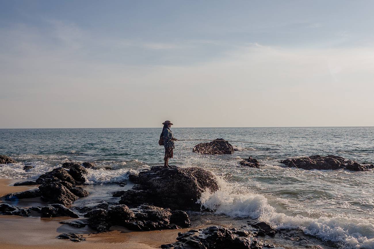 Angler am Strand von Koh Lante