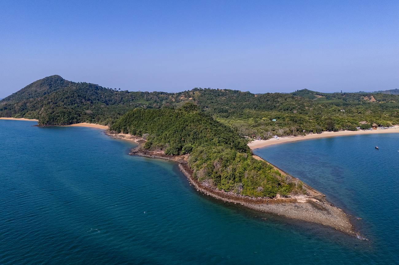 Blick von oben auf Koh Phayam