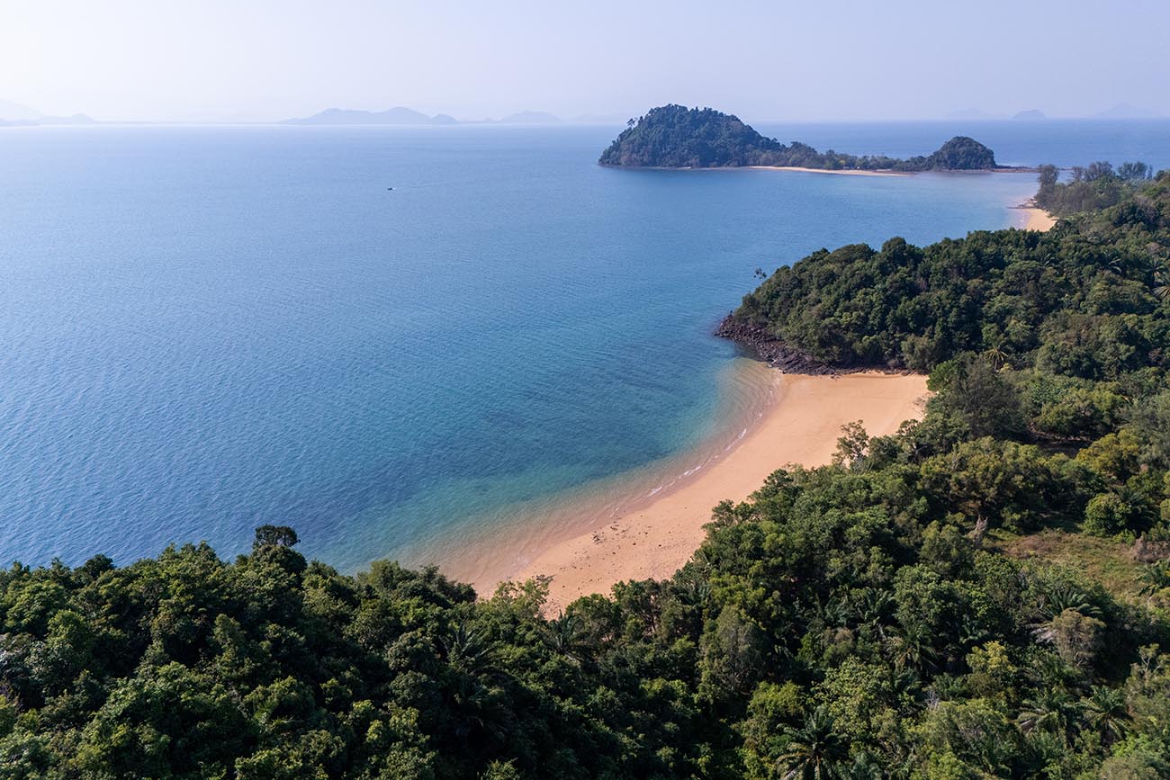 Der kleine Laem Hin Beach auf der Insel Koh Phayam