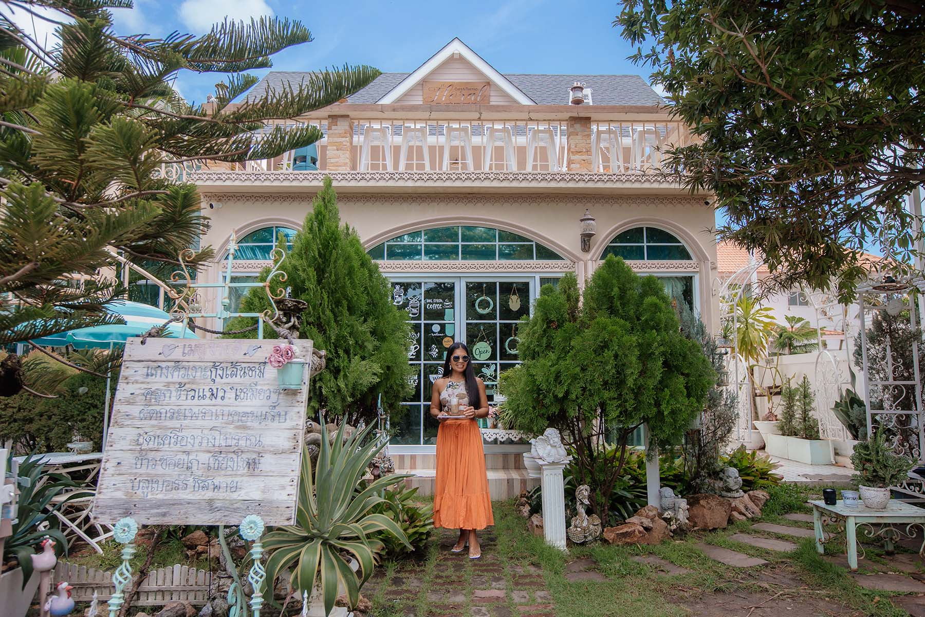 Das The Floral Cafe & Bistro nahe dem Flughafen ist ein charmantes verstecktes Café mit hausgemachten Kuchen, günstigen Preisen und einer ruhigen Atmosphäre