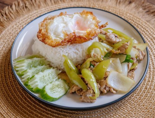 Moo Pad Prik On – Thai Schweinefleisch mit grünen Chilis