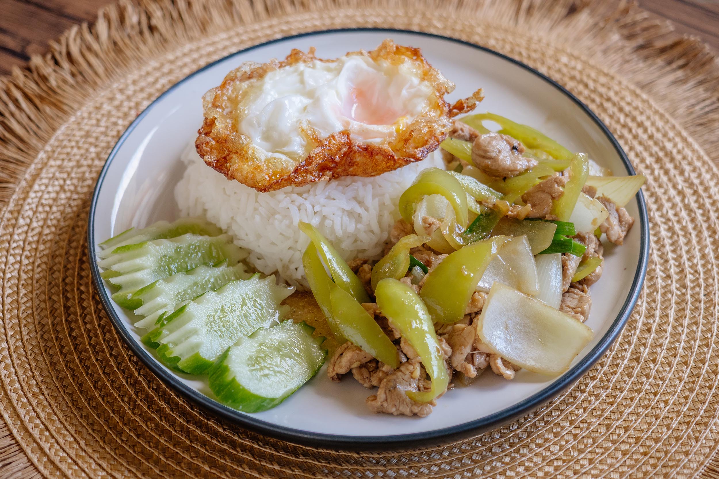 Moo Pad Prik On – Thai Schweinefleisch mit grünen Chilis