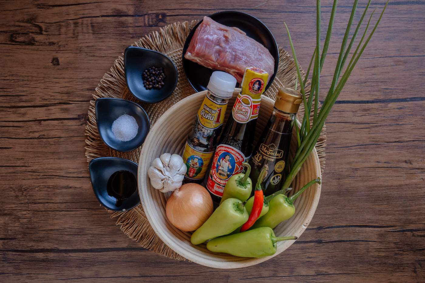 Zutaten für das Rezept Moo Pad Prik On – Thai Schweinefleisch mit grünen Chilis