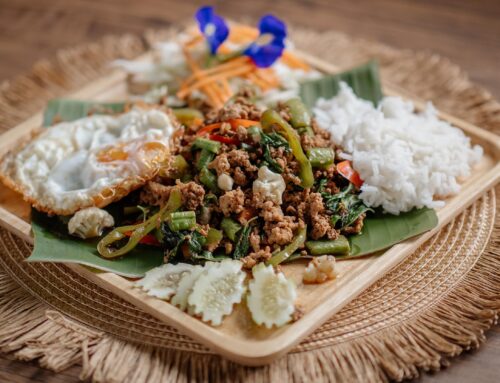 Pad Kra Pao Rezept – thailändisches Wok Gericht mit Chili und Basilikum