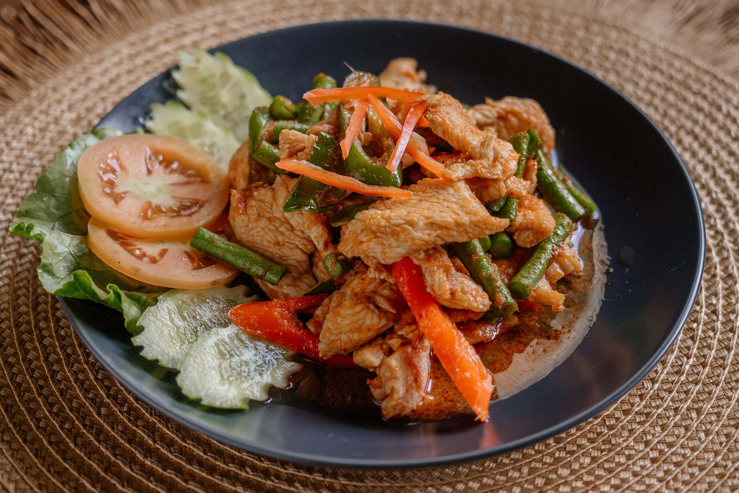 Pad Prik Gaeng Gai mit Huhn