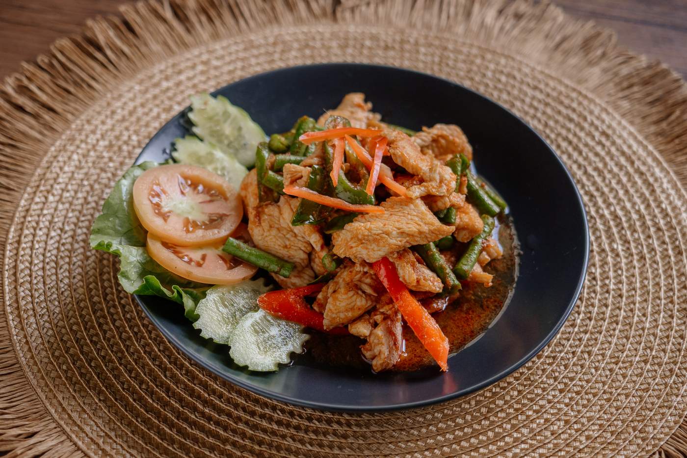 Gai Pad Prik Gaeng angerichtet
