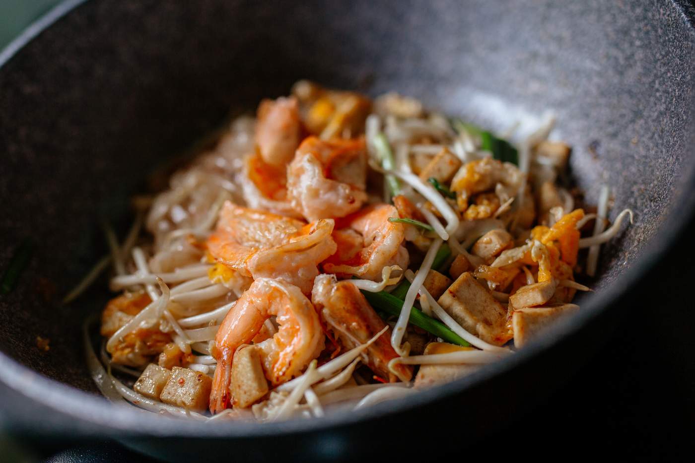 Pad Thai in der Pfanne zubereiten