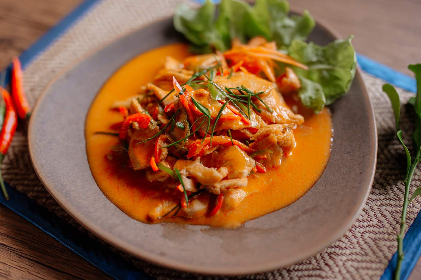 Panaeng Curry auf Teller angerichtet