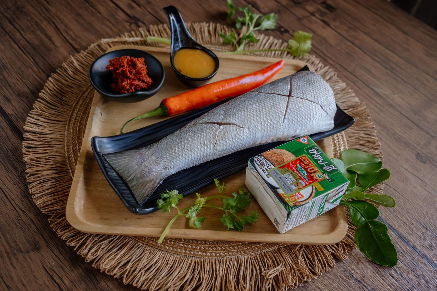 Zubereitung Pla Choo Chee – Ganzer frittierter Barrakuda mit cremiger Currysauce