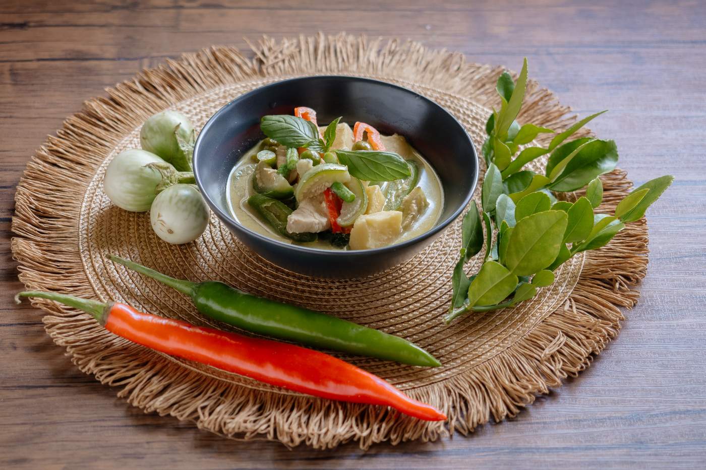 Grünes Curry (Gang Kiaw Wan Gai) mit Huhn zubereiten