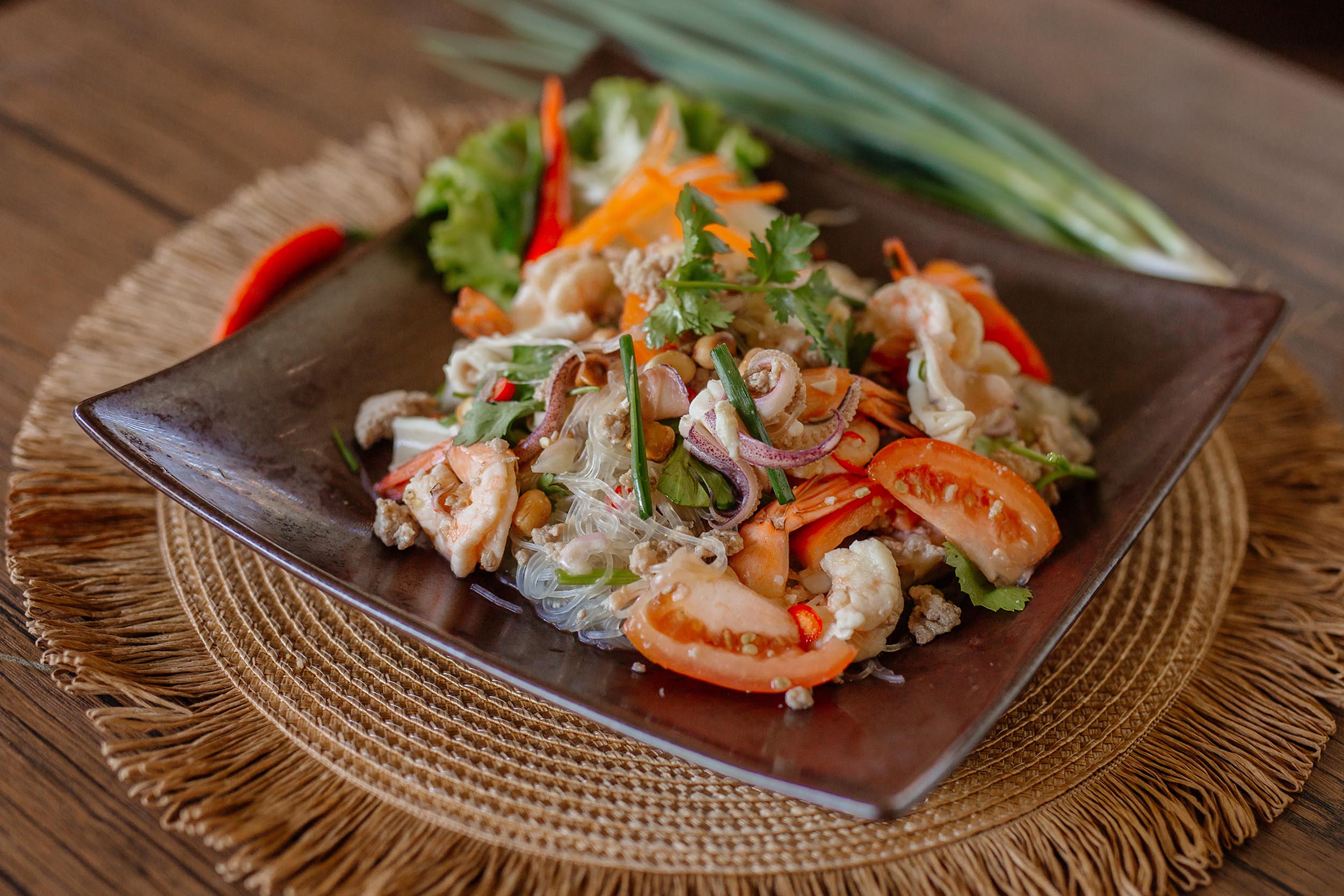 Thailändischer Glasnudelsalat (Yum Woon Sen) mit Glasnudeln, Garnelen, Tintenfisch und frischen Kräutern