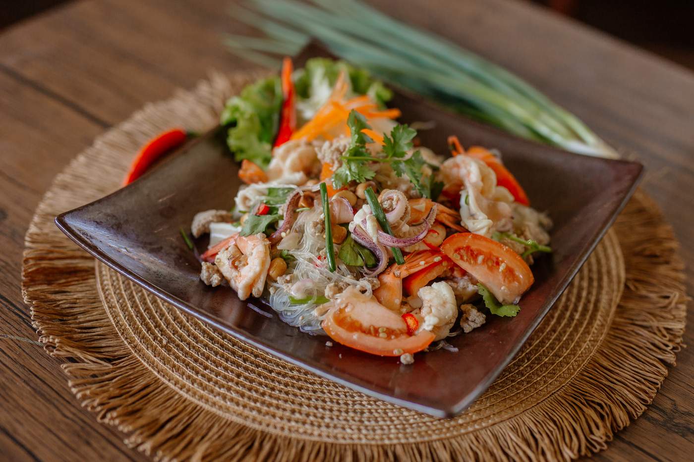 Frisch zubereiteter thailändischer Glasnudelsalat (Yum Woon Sen)